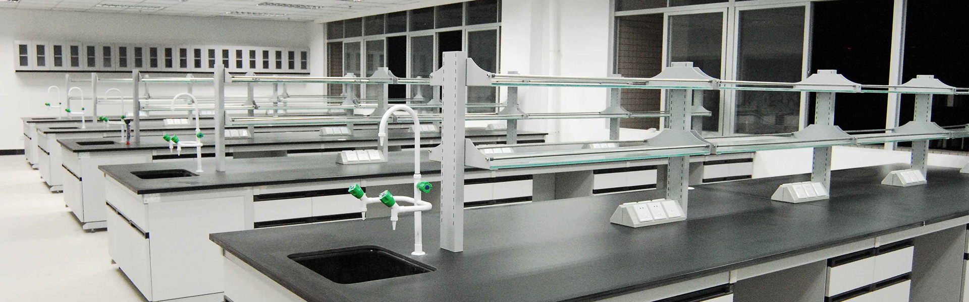 熱烈祝賀我公司中標(biāo)華東師范大學(xué)就光學(xué)大樓實(shí)驗(yàn)室家具項(xiàng)目